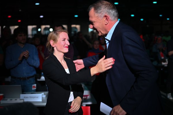 Die Linken-Vorsitzenden Ines Schwerdtner und Jan van Aken ernteten beim Parteitag Jubel der Delegierten. - © Sebastian Christoph Gollnow/dpa
