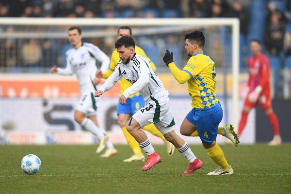 Kein Sieger beim Spiel zwischen Eintracht Braunschweig und Schalke 04. - © Swen Pförtner/dpa