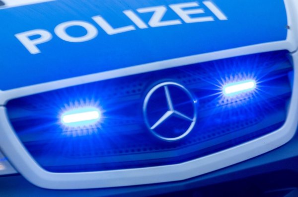 Bei einem Überholvorgang kommt es zum Zusammenstoß zweier Fahrzeuge. Vier Menschen werden verletzt. (Symbolbild) - © Jens Büttner/dpa
