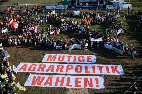 Diesmal durften die Bauern nicht mit Traktoren demonstrieren - dafür gab es große Banner. - © Fabian Sommer/dpa