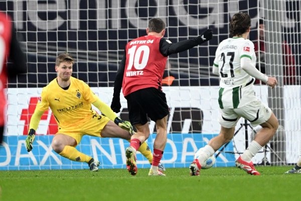 Wirtz schießt das 1:0 für Leverkusen - © Federico Gambarini/dpa
