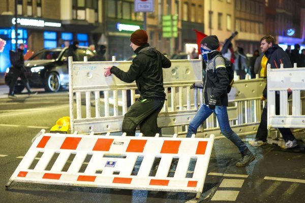 Linke Aktivisten haben einen Demonstrationszug von Rechtsextremen blockiert - und dabei laut Polizei auch Einsatzkräfte angegriffen. - © Christoph Reichwein/dpa