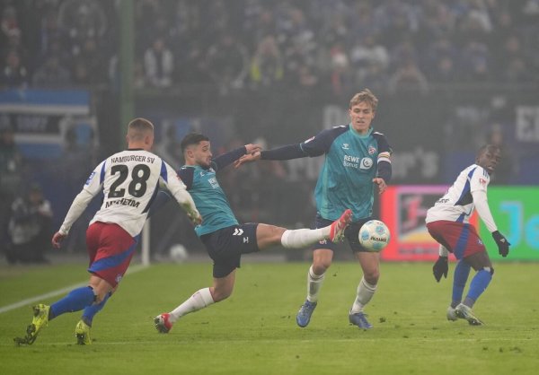 Nicht hochklassig, aber umkämpft: Top-Duell HSV gegen Köln. - © Marcus Brandt/dpa