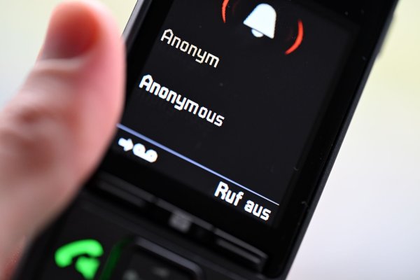 ILLUSTRATION - Ein Mann hält ein Festnetz-Telefon, auf dem ein anonymer Anruf eingeht (gestellte Szene). - © Wolf von Dewitz/dpa-Zentralbild/dpa