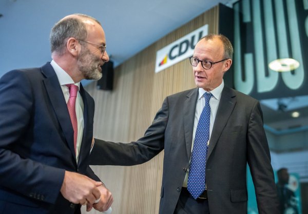Nachdem Spitzenvertreter der Europäischen Volkspartei in Berlin über ihre Schwerpunkte für 2025 beraten haben, informieren Unions-Kanzlerkandidat Friedrich Merz und EVP-Chef Manfred Weber die Öffentlichkeit. - © Michael Kappeler/dpa
