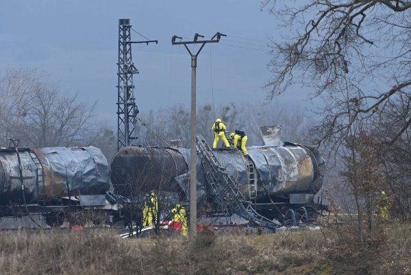 Der Brand ist mittlerweile unter Kontrolle. - © Peøina Ludìk/CTK/dpa