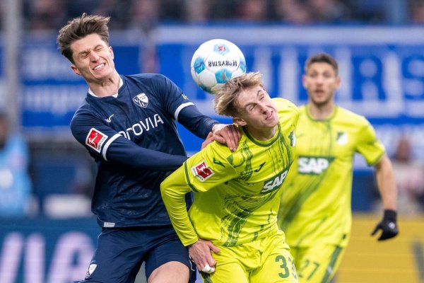 Von Beginn an zeigte sich zwischen Bochum und Hoffenheim eine umkämpfte Partie. - © David Inderlied/dpa