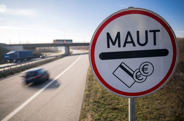 2019 scheiterten die Pkw-Maut-Pläne der damaligen Bundesregierung vor Gericht. Das kam die Steuerzahler im Land teuer zu stehen. Nun gibt es aber Anzeichen, dass sich in der CSU eine andere Meinung durchsetzen könnte. (Illustration) - © Jens Büttner/zb/dpa