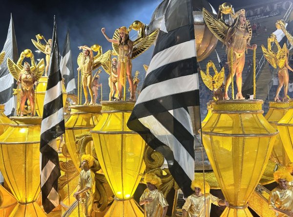 Die Schule «Botafogo Samba Clube» machte den Anfang beim farbenfrohen Spektakel. - © Philipp Znidar/dpa