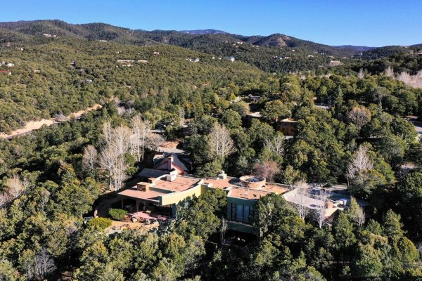 Die Leichen wurden in Hackmans Anwesen in Santa Fe gefunden. - © Roberto E. Rosales/AP/dpa