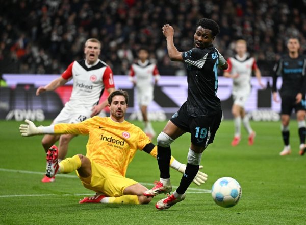 Leverkusens Nathan Tella (r) sorgte bei Eintracht Frankfurt für die 1:0-Führung. - © Arne Dedert/dpa