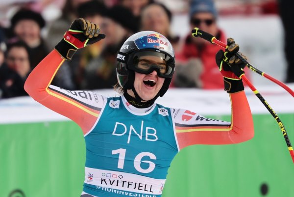 Emma Aicher strahlte nach ihrer Zieleinfahrt im norwegischen Kvitfjell. - © Marco Trovati/AP/dpa