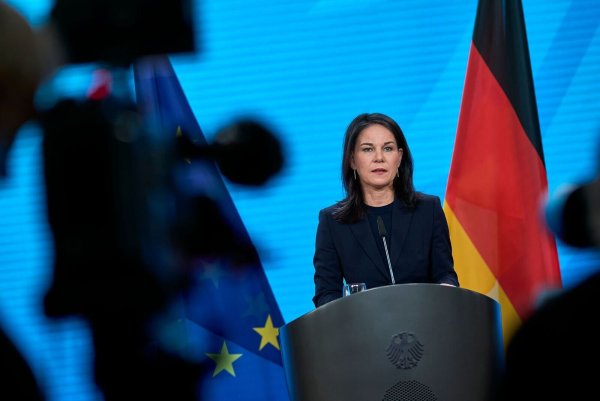 Man könne nicht bis zur Bildung einer neuen Bundesregierung warten, sagte Baerbock. - © Michael Ukas/dpa