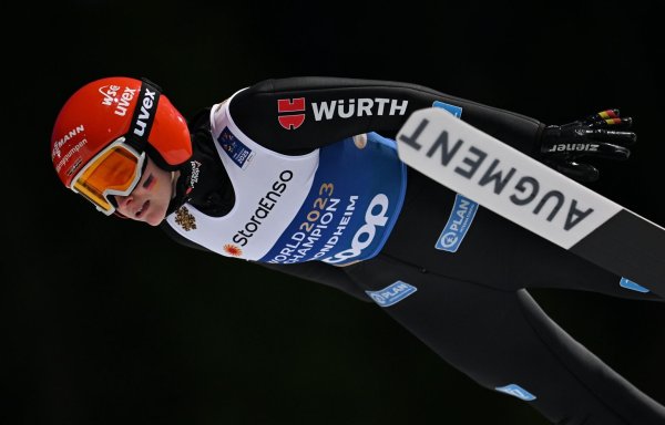 Selina Freitag und die deutschen Skispringerinnen können sich über eine Medaille freuen. - © Hendrik Schmidt/dpa