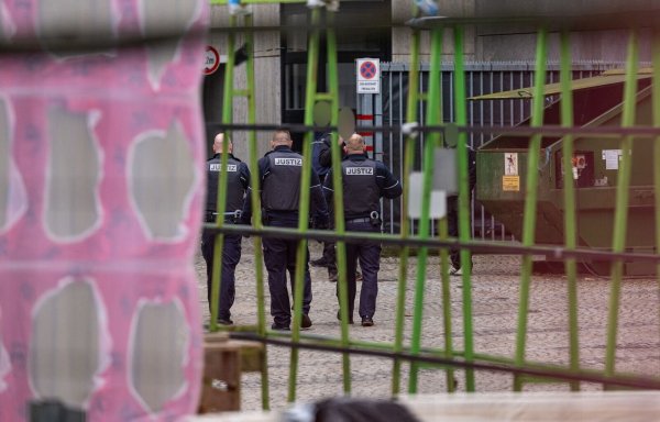 Justizbeamte stehen im Innenhof des Amtsgerichts Bielefeld. Dort in der Nähe fielen am Mittwoch Schüsse. (Archivbild) - © Guido Kirchner/dpa