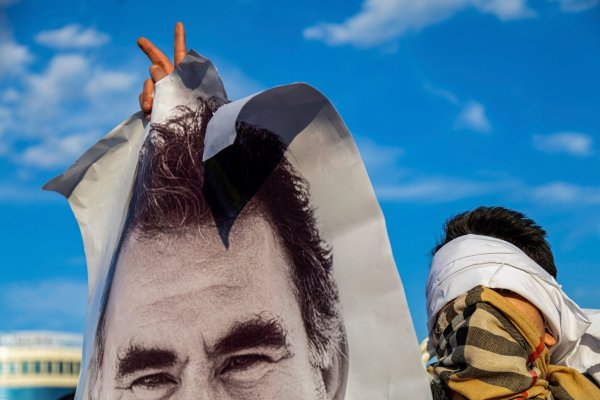 Wenige Tage nach dem Aufruf von Gründer Öcalan verkündet die PKK nun einen Waffenstillstand - © Metin Yoksu/AP/dpa