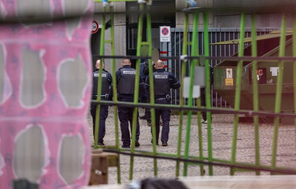 Justizbeamte stehen im Innenhof des Amtsgerichts Bielefeld. Dort in der Nähe fielen am Mittwoch Schüsse. Jetzt wurde ein zweiter Haftbefehl erlassen. (Archivbild) - © Guido Kirchner/dpa