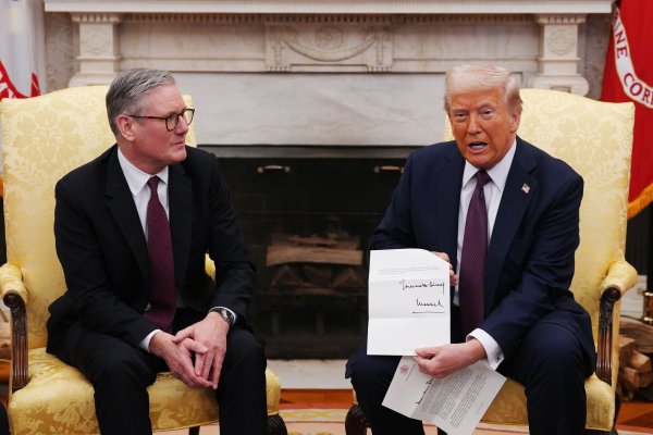 Der britische Premierminister Keir Starmer überreichte US-Präsident Donald Trump eine Einladung von König Charles zum Staatsbesuch im Vereinigten Königreich. (Archivfoto) - © Carl Court/PA Wire/dpa