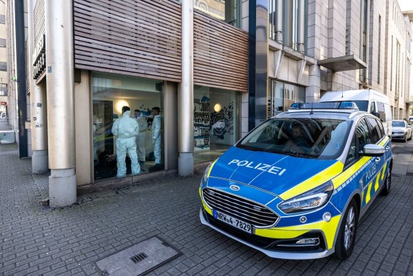 Bei einer Attacke in einem Fitnessstudio in der Duisburger Innenstadt sind mehrere Personen schwer verletzt worden. - © Christoph Reichwein/dpa