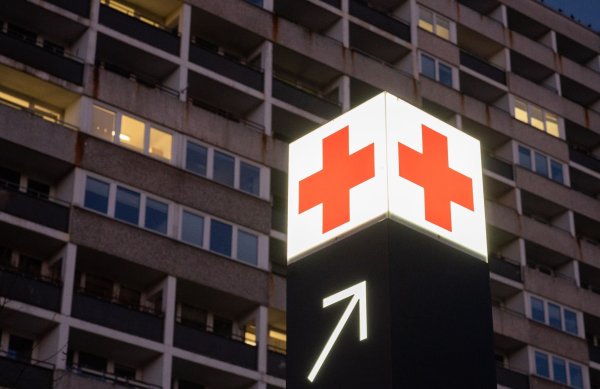 Ein Pfeil weist den Weg zur Notaufnahme eines Krankenhauses. - © Julian Stratenschulte/dpa/Symbolbild