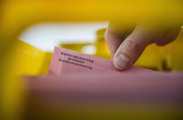 Bei der Sozialwahl können Versicherte sowie Rentnerinnen und Rentner bis zum 31. Mai über die Gremien der Selbstverwaltung abstimmen. - © picture alliance / Lino Mirgeler/dpa