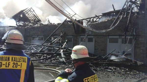Mehrere Feuerwehrleute verletzten sich bei den Löscharbeiten. - © Jens Rademacher