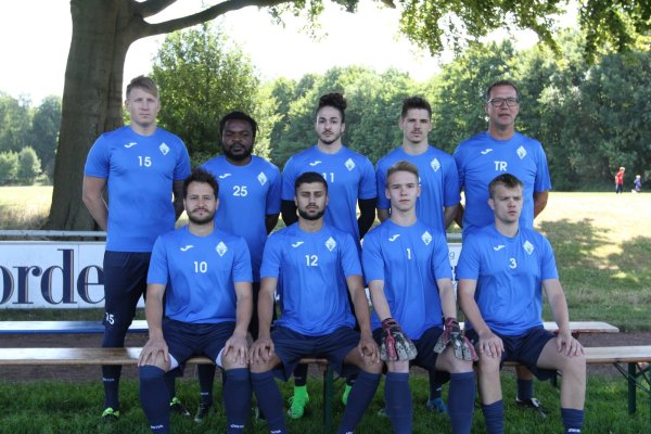 Neue Gesichter an der Waldstraße: (oben von links) Kordian Rudzinski, Yannick Moukam, Ayhan Karadan, Joel Rathmann und Trainer Jörg Horstkötter sowie (unten von links) Necati Kezer. Dilbexin Aytan, Gilles Bäcker und Torwarttrainer Martin Wilkens. - © Sebastian Lucas