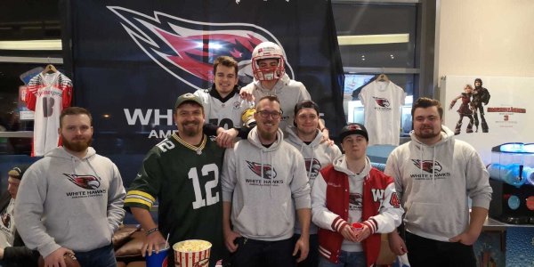 Die TuS Kachtenhausen White Hawks fiebern in der Filmwelt Lippe mit, während in den USA das Finale des Super Bowls ausgetragen wird. - © Yannick Sonntag