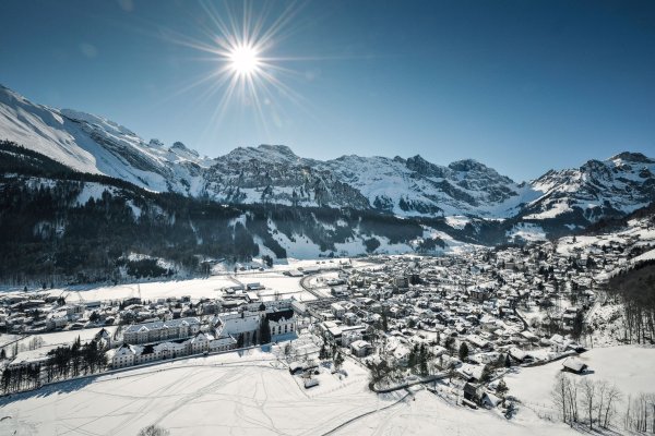 Engelberg liegt umrahmt von mächtigen Gipfeln in der Zentralschweiz. - © Engelberg-Titlis Tourismus/dpa-tmn