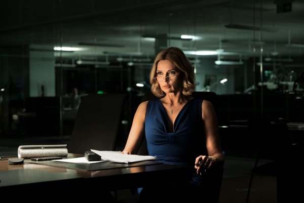 Schlechte Nachrichten über das neue Medikament erschüttern Meg Holmes (Veronica Ferres). - © Philippe Bosse/ZDF/dpa