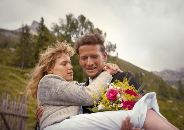 Mit Marie (Julia Franz Richter) beginnt für Andreas Egger (Stefan Gorski) die wohl glücklichste Zeit seines Lebens. - © TOBIS Film GmbH/dpa