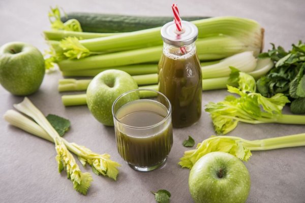 Prost! Selleriesaft gehört für einige Menschen zur Morgenroutine dazu. - © Christin Klose/dpa-tmn