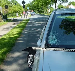 Das M&auml;dchen schlug mit dem Kopf auf die Windschutzscheibe des Autos. Der Helm bewahrte sie vor schlimmeren Verletzungen. - &copy; Foto: Polizei