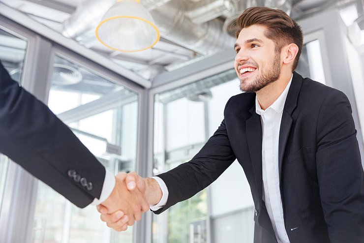 Perfekt! Durch die Passgenaue Besetzung wird ein erster Kontakt zwischen Firma und potenziellem Azubi hergestellt. Wenn dieser im Gespräch überzeugt, ist der Deal perfekt. - © Drobot Dean - stock.adobe.com