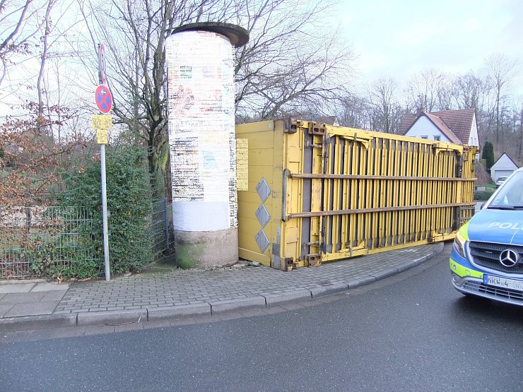 Beim Abbiegen hat ein Lkw im Januar den aufgeladenen Container verloren.&nbsp; - &copy; Polizei Bielefeld