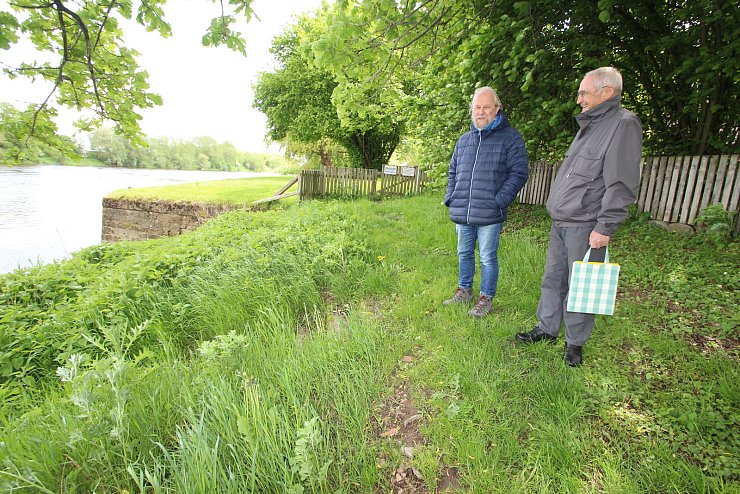 Der lippische Weserhafen in Erder. Georg Heil (links) und Hansjürgen Hilker haben sich mit seiner Geschichte beschäftigt. - © Jens Rademacher