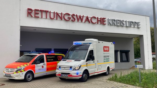 In den kommenden Tagen ist der Prototyp eines E-RTW auf den Straßen rund um Bad Salzuflen im Einsatz. Hier vor der Rettungswache mit einen Notarztwagen. - © Kreis Lippe