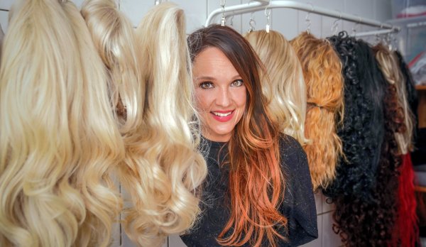 Comedian Carolin Kebekus, steht zwischen Perücken. Die erste Ausgabe ihrer neuen "Die Carolin Kebekus Show" lief am 21. Mai. - © Mumpi Kuenster/WDR/dpa