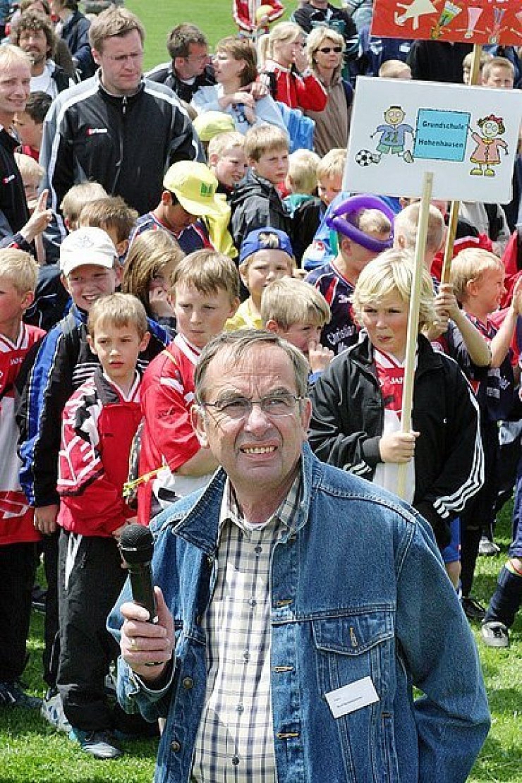 Ein großer Tag in der Funktionärslaufbahn von Rolf Hollensteiner: Am Sepp-Herberger-Tag tummelten sich 2005 zirka 600 Kinder auf der Anlage am Lemgoer Vogelsang. - © Archivfoto: Hagemann