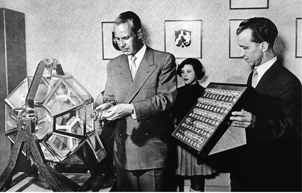 Das Waisenmädchen Elvira Hahn zog die erste Kugel in der Geschichte des erfolgreichen Glücksspiels «6 aus 49» - es war ausgerechnet die 13. (Archivbild) - © picture alliance / dpa