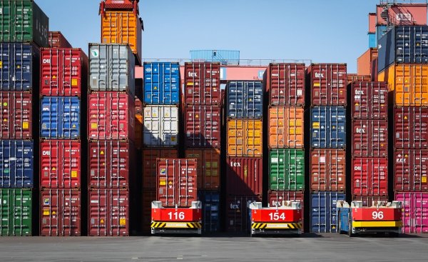 Mehr Handel, mehr Wachstum, mehr Jobs: Die EU-Kommission verspricht, dass die Vorteile des Merkur-Abkommens mögliche Nachteile klar überwiegen. (Archivbild) - © Christian Charisius/Deutsche Presse-Agentur GmbH/dpa