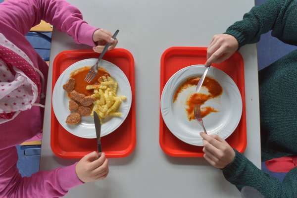 Ein gemeinsames Mittagessen hat einen verbindenden Charakter. (Symbolbild) - © Ralf Hirschberger/dpa-Zentralbild/dpa