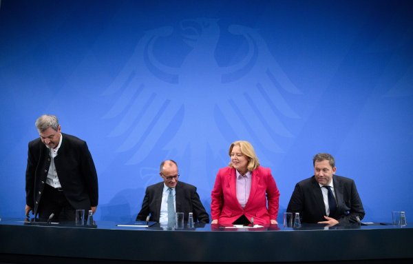 Schwarz-Rot will mit der Stahlindustrie sprechen. - © Bernd von Jutrczenka/dpa