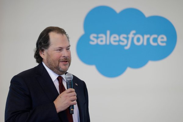 Die Vision von Salesforce-Chef Marc Benioff ist, den Kundendienst mit Hilfe von KI umzukrempeln. (Archivbild) - © Darron Cummings/AP/dpa