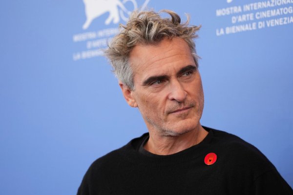 Joaquin Phoenix vor der Pressekonferenz des Films mit einem «Artists4Ceasefire»-Anstecker. - © Scott A Garfitt/Invision/AP/dpa