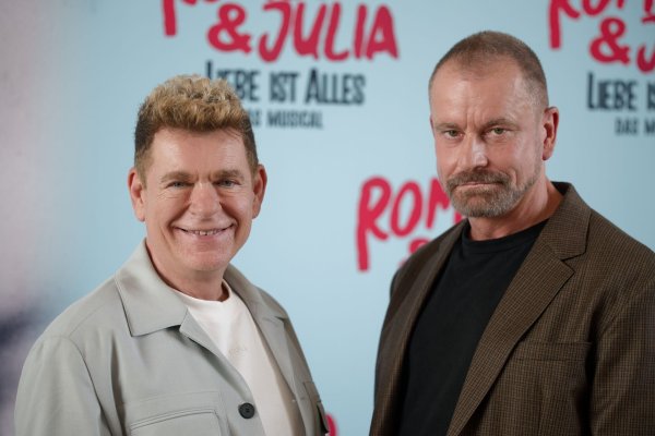 Das Musical «Romeo & Julia – Liebe ist alles» von Peter Plate (links) und Ulf Leo Sommer geht bald auf Tournee. - © Henning Kaiser/dpa