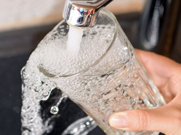 In Teilen Detmolds galt zwei Wochen lang ein Abkochgebot für Trinkwasser. (Symbolbild) - © Patrick Pleul/dpa-Zentralbild/dpa