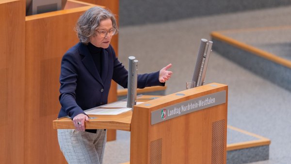 Kommunalministerin Ina Scharrenbach möchte den Kommunen deutlich mehr Geld zukommen lassen. (Archivfoto) - © Rolf Vennenbernd/dpa