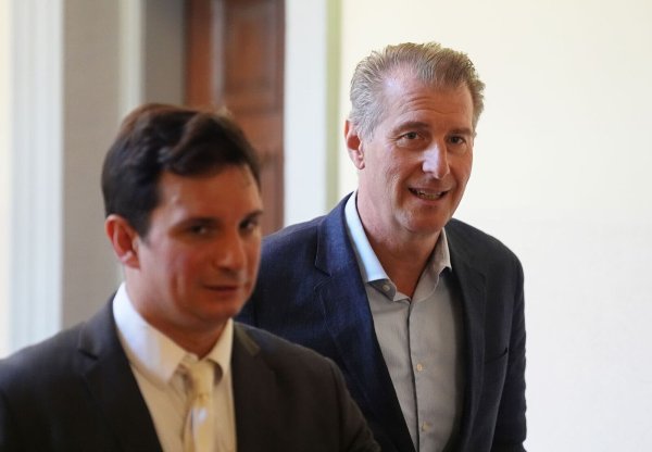 Hensel berichtete (r.) im Gericht über den jahrelangen Sorgerechtsstreit mit seiner Ex-Frau. - © Marcus Brandt/dpa