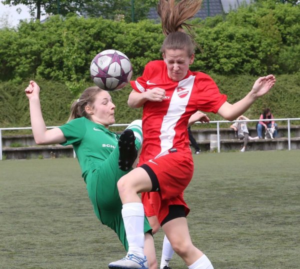 Hoch das Bein: Asemissens Larissa Deppe (rechts) misst sich mit Stirpes Lina Kolodizk. - © Paul Cohen